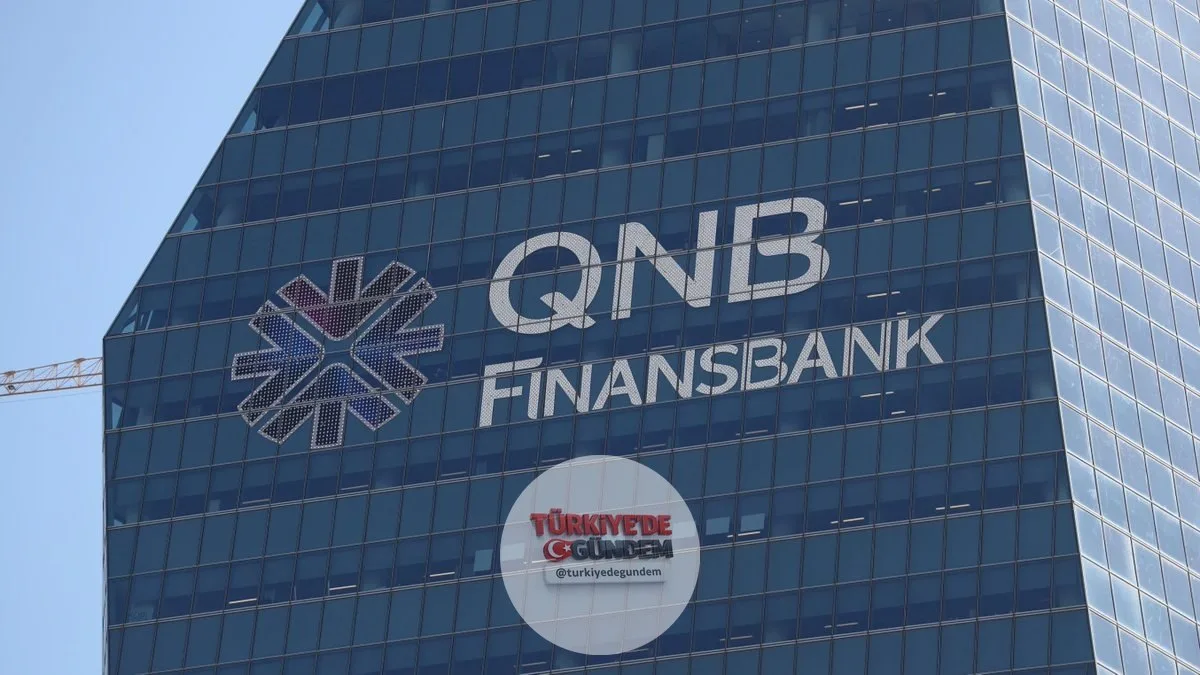 Rekabet Kurulu, iş gücü piyasasında rekabet ihlaline yönelik soruşturmasında QNB Bank'a 1 milyar 7 milyon TL ceza kesti. Banka, cezayı %25 indirimli olarak erken ödemeyi planlıyor