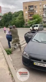 Ukrayna'da bir marketten çıkan kişi, zorunlu seferberlik görevlileri tarafından yakasından tutularak zorla araca bindirildi.