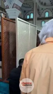 Oğuzhan Alpdoğan: "Camiye erkenden gidip kapının kenarına oturan ve hangi komşuların geldiğini gözlemleyen o amca."