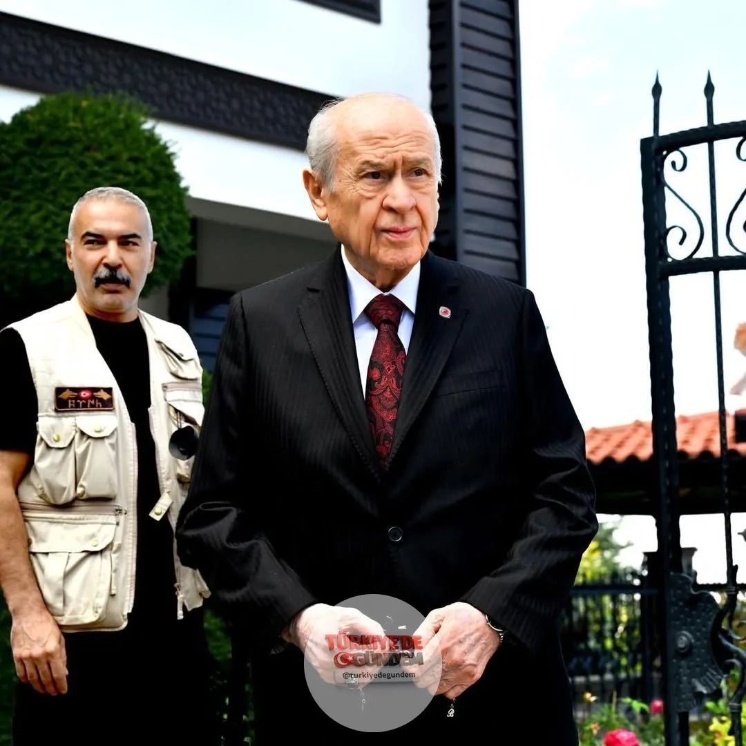 Devlet Bahçeli: “Sayın Kılıçdaroğlu CHP Genel Başkanıdır. CHP içinde bir arınma ve aydınlanma süreci başlamalıdır. Mevcut üyeler yenilenmeli, yeni üye kayıtları yapılmalıdır. Kongreler yapılarak 9 Eylül’deki büyük kurultaya gidilmelidir. Büyük kurult