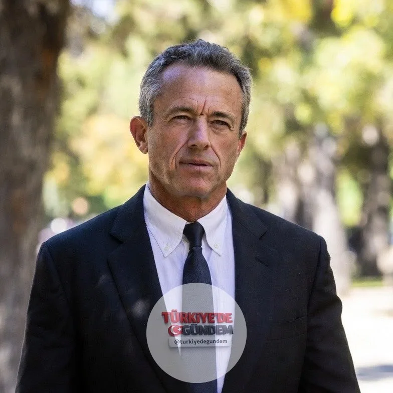 RFK Jr., gizli bir askeri kurumun gökyüzüne tehlikeli kimyasal izler (chemtrails) püskürttüğünü iddia ederek buna son vereceğine dair söz verdi.