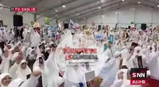 Suudi Arabistan'ın siyasi slogan yasağına rağmen İranlı hacılar, "Allah'ın eli üzerimizdedir. Liderimizin gölgesi daim olsun" sloganlarıyla Hamaney'e destek verdi.