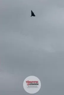 Rusya'ya ait bir kamikaze İHA, kontrolünü kaybetmesinin ardından Ukraynalı çiftçilerin çok yakınına düştü. İHA'nın infilak ettiğini gören çiftçiler, çalışmalarına kaldıkları yerden devam etti.
