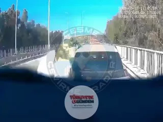İZMİR - İzmir'de denetim yapan jandarma ekiplerine kamyon çarptı. Jandarma personelinin sağlık durumunun iyi olduğu bildirildi.