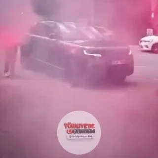 Acun Ilıcalı, TV8 stüdyolarında çalışanlar tarafından böyle karşılandı.
