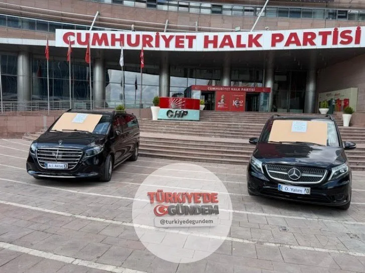 Kemal Kılıçdaroğlu, Özgür Özel döneminde kullanılan iki aracı satışa çıkardı. (Barış Yarkadaş) • Araçların üzerine "Haram parayla alındı" yazıldı.