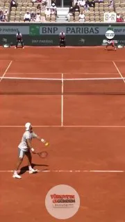Hakeme çarptı ve puanı kaybetti... ama yine de ona sarıldı. Marco Trungelliti ile hakem arasındaki dostluk görülmeye değerdi. Roland-Garros'u TNT'den izleyebilirsiniz.