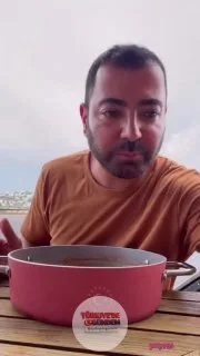 Bayram tatilini Bodrum'da geçiren Ersan Diamond, "Bayram günü benden bir pizzaya 9 bin TL istiyorsun, öyle mi? Siz bizi parayı kolay kazanıyor mu sanıyorsunuz lan? O menemene dalarım vallahi" ifadelerini kullandı.