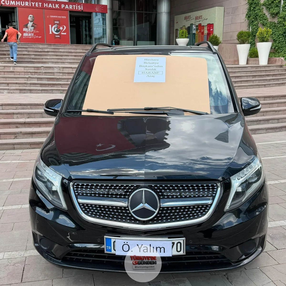Özgür Özel'in iletişim hesabından yapılan paylaşımda şu ifadelere yer verildi: "Her iki araç da partinin parasıyla satın alınmıştır ve faturaları mevcuttur. Araçlardan biri 2022 yılında Kılıçdaroğlu tarafından temin edilmiş ve kullanılmıştır."