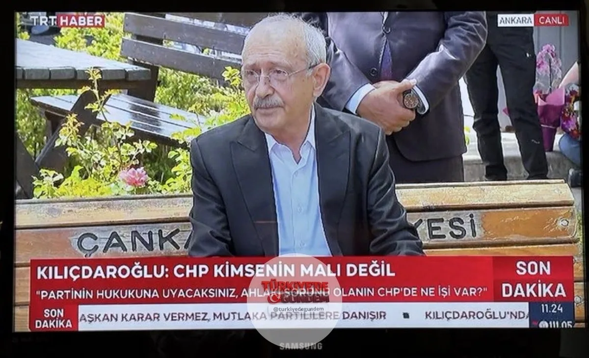 Yeniden Refah Partisi Genel Başkan Vekili Suat Kılıç: “TRT Haber, Türkiye’de muhalefet partilerinin de olduğunu hatırladı! Sayın Kılıçdaroğlu, 15 dakikadır evinin önünden canlı yayında. Soru-cevap başladı. Tebrikler.”