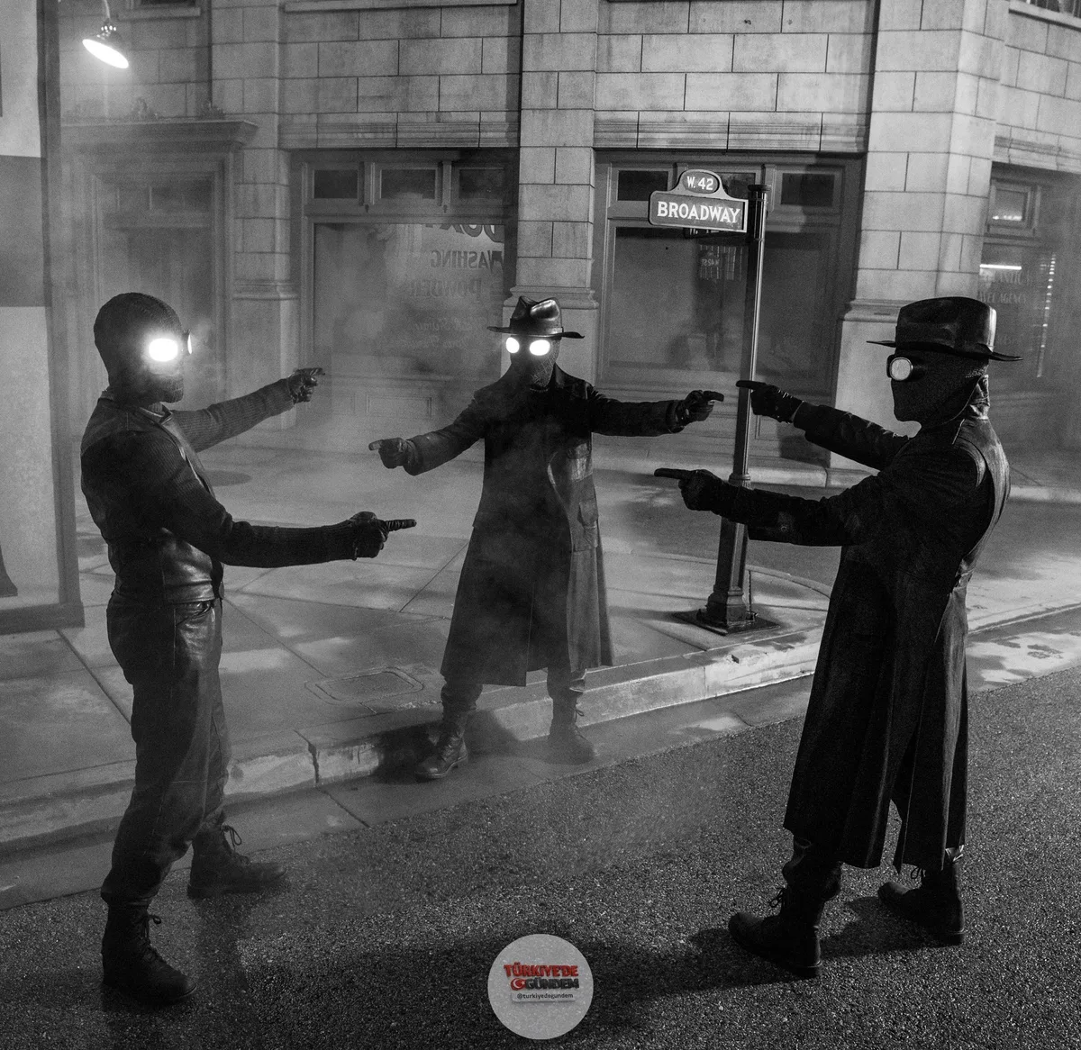 İkonik Örümcek Adam pozu, Spider-Noir dizisinin setinde yeniden hayat buldu.