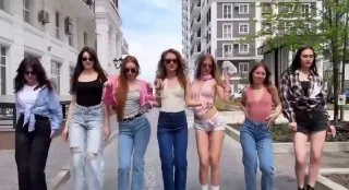 Yabancı uyruklu genç kadınlar, birlikte çektikleri video ile "Set Me Free" akımına yeni bir boyut kazandırdı.