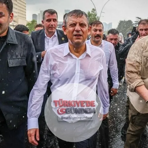 Özgür Özel: (Devlet Bahçeli ile yaptığı telefon görüşmesine ilişkin) "Devlet Bey, 'Özgür Bey, genel başkanım, yine hiç durmuyorsunuz... Çok ıslandınız, bugün sizi önce İzmir’de sonra Manisa’da takip ettim' dedi. Sağlığıma dikkat etmemi söyleyerek bay