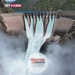 Diyarbakır'daki Karakaya Barajı'nda su tahliyesi yapılıyor.