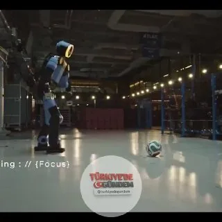Atlas kusursuz bir rabona vuruşu gerçekleştirdi. Basit bir vuruşta dahi takip mekaniği son derece insansı görünüyor. FIFA Dünya Kupası'nın resmi sponsoru olan Hyundai, marka yüzü olarak Boston Dynamics'in Atlas robotunu kullanıyor. Hyundai, Boston Dy