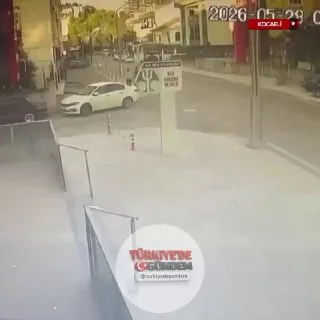 Kocaeli'de sürücüsünün direksiyon hakimiyetini kaybettiği lüks otomobil, önce reklam panosuna çarptı ardından bir iş yerine daldı. Kazada otomobilin tüm hava yastıkları açılırken, iş yerinde büyük çapta maddi hasar meydana geldi.
