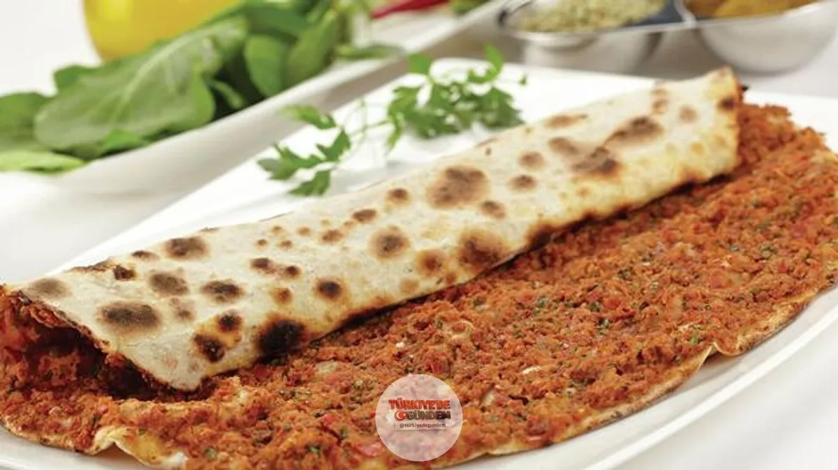 Ticaret Bakanlığı, Fethiye’de bir işletmenin 1 adet lahmacunu 1.450 TL’ye satması nedeniyle ceza kestiğini açıkladı. İşletmenin kıymalı pideyi bin 500 TL'ye , pizzayı ise bin 800 TL'ye sattığı ortaya çıktı