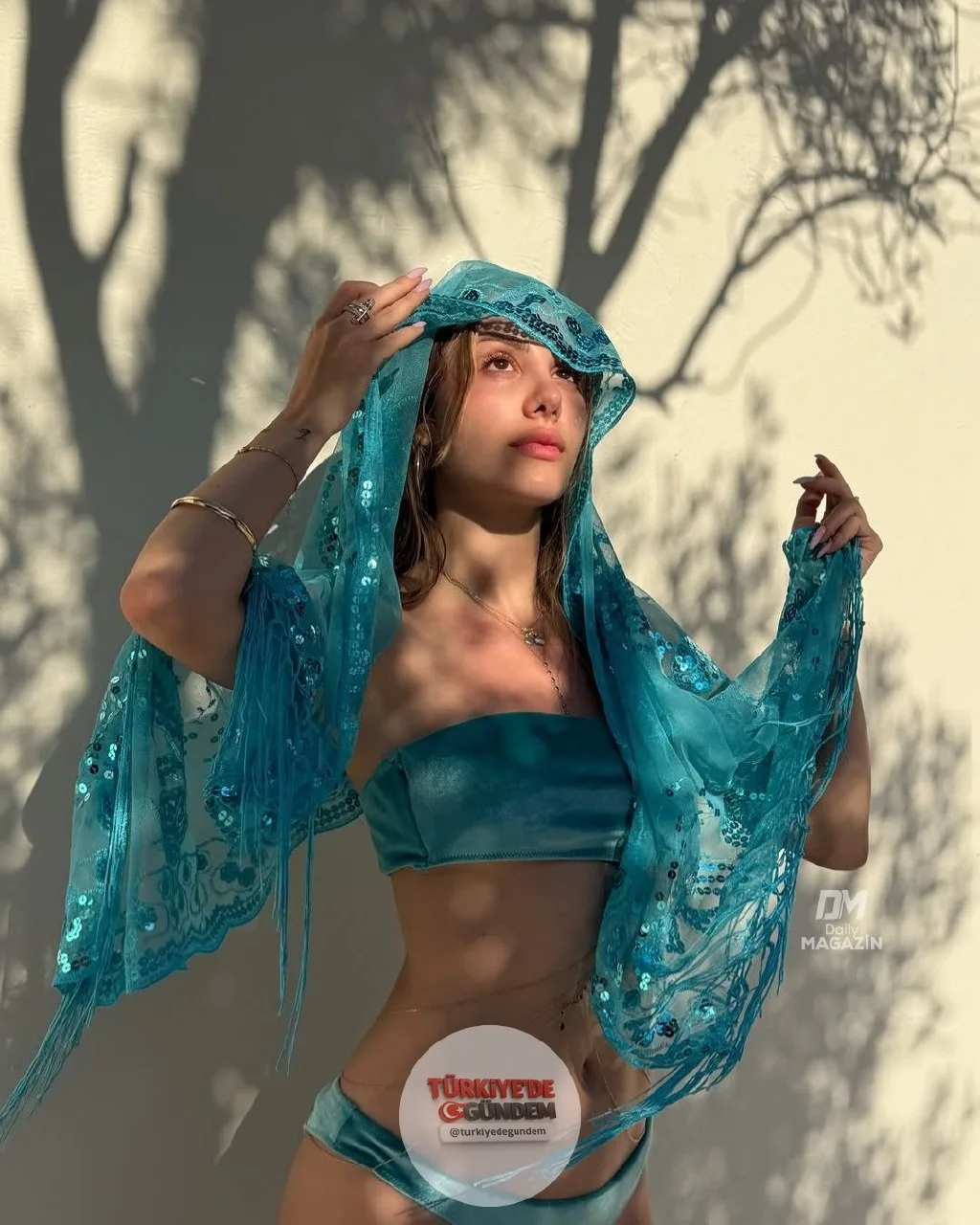 Zeybik, turkuaz bikinili fotoğrafını sosyal medya hesabından paylaştı.
