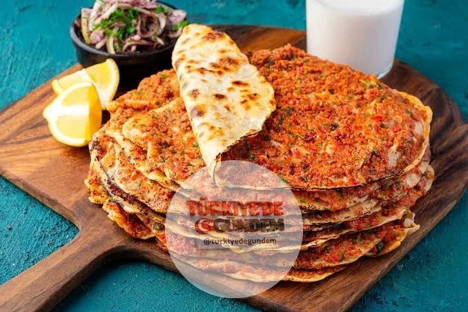 Ticaret Bakanlığı, Fethiye'de bir işletmeye 1.450 TL'ye lahmacun sattığı gerekçesiyle ceza kesti. İşletmenin 24 farklı ürünü daha fahiş fiyatlarla sattığı ortaya çıktı.