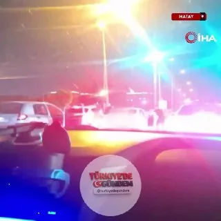 Hatay'ın İskenderun ilçesindeki liman bölgesinde, iki sürücü arasında başlayan tartışma kısa sürede kavgaya dönüştü. Tarafları ayırmak için araya giren kadının yaşadığı zor anlar, cep telefonu kamerasına yansıdı.