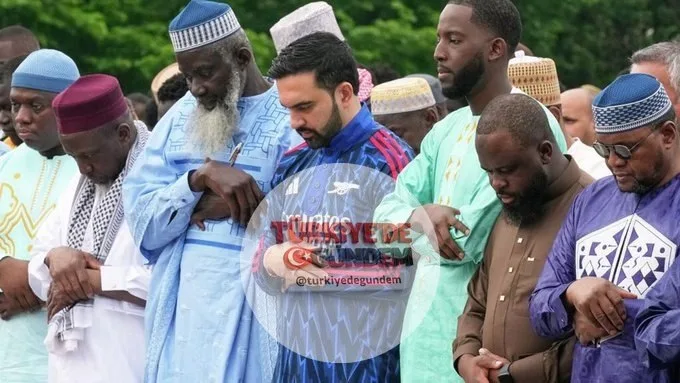 New York'un ilk Müslüman belediye başkanı Zohran Mamdani, Kurban Bayramı namazına Arsenal temalı bir cübbeyle katıldı.