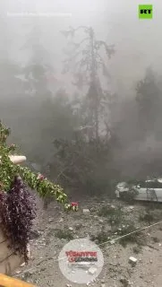 İsrail, ateşkes kararına rağmen Lübnan'ın başkenti Beyrut'a hava saldırısı düzenledi.