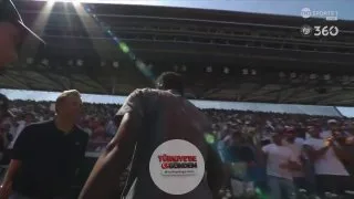 17 yaşındaki Moïse Kouame, 32 derece sıcaklıkta 4 saat 56 dakika süren maçın ardından başını soğutucuya sokmak zorunda kaldı. Roland-Garros'u TNT'de izleyin.