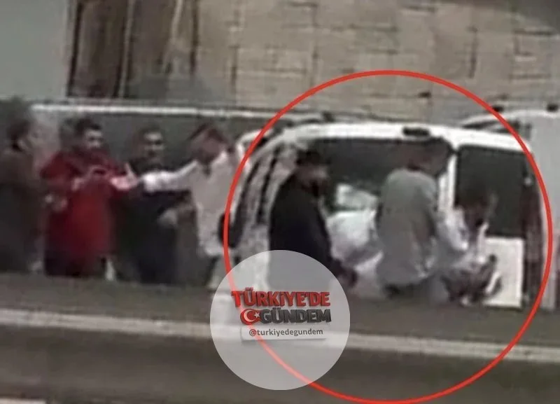 Mardin Kızıltepe’de iki aile arasında yol verme meselesi nedeniyle çıkan silahlı, taşlı ve sopalı kavgada 2 kişi öldü, 7 kişi yaralandı. Yaralılar hastaneye kaldırılarak tedavi altına alınırken, olaya ilişkin soruşturma başlatıldı