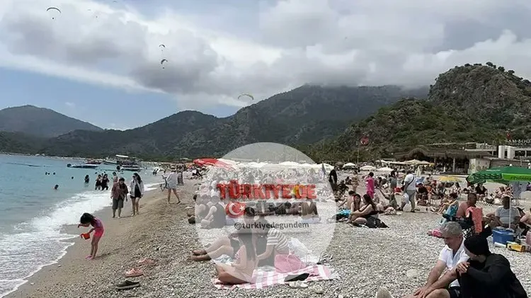 Ölüdeniz Plajı, bayramın ikinci gününde yerli ve yabancı turist akınına uğradı.