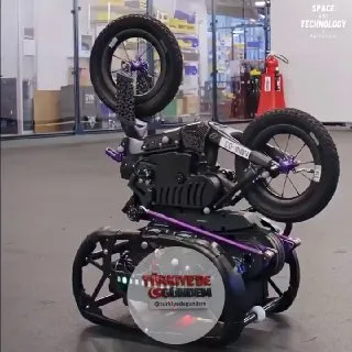 RAI Enstitüsü’nün ultra mobilite aracı; kusursuz 360 derece dönüşler, sıçrama hareketleri, taklalar ve tavşan zıplamaları gibi gelişmiş yeni gösteriler sergiliyor. Yapay zeka destekli araç; keskin dönüşleri, havada rotasyonları ve temiz inişleri etki