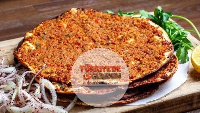 1450 TL’lik lahmacun iddiası sonrası bakanlık harekete geçti. Ticaret Bakanlığı, Muğla’nın Fethiye ilçesinde bir restoranda bin 450 TL’ye lahmacun satıldığına yönelik haberlerin ardından denetim başlattı. Yapılan incelemelerde 24 üründe mevzuata aykı