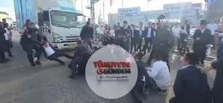 İsrail'de zorunlu askerlik hizmetine karşı çıkan Haredi Yahudileri, kendilerine gönderilen askerlik celplerini protesto etmek için sokaklara döküldü. İsrail polisinin müdahale ettiği gösterilerde bazı protestocular gözaltına alındı. Haredi toplumu, d