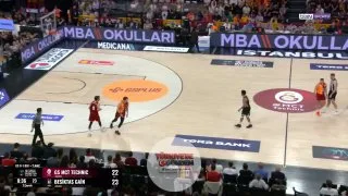 John Petrucelli'den üç sayılık basket!