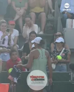 Kardeş sevgisinin yerini hiçbir şey tutamaz: Madison Keys havlusunu bir hayranına verdi, o da havluyu kız kardeşine uzattı ancak kız kardeşi havluyu hemen geri verdi.