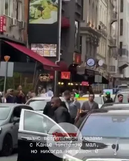 Kanye West, İstanbul'da konaklayacağı otele giriş yaparken görüntülendi.