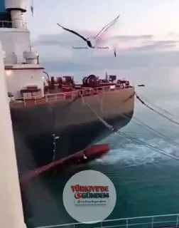 Ukrayna, Türkiye kıyılarına yakın bir bölgede Rusya'nın "gölge filosu"na ait olduğunu iddia ettiği tankerleri deniz dronları ile hedef aldı. İki kamikaze deniz dronu, Velora adlı tankerin kıç kısmına çarptı ancak patlamadı. Bir diğer dronun ise Velor
