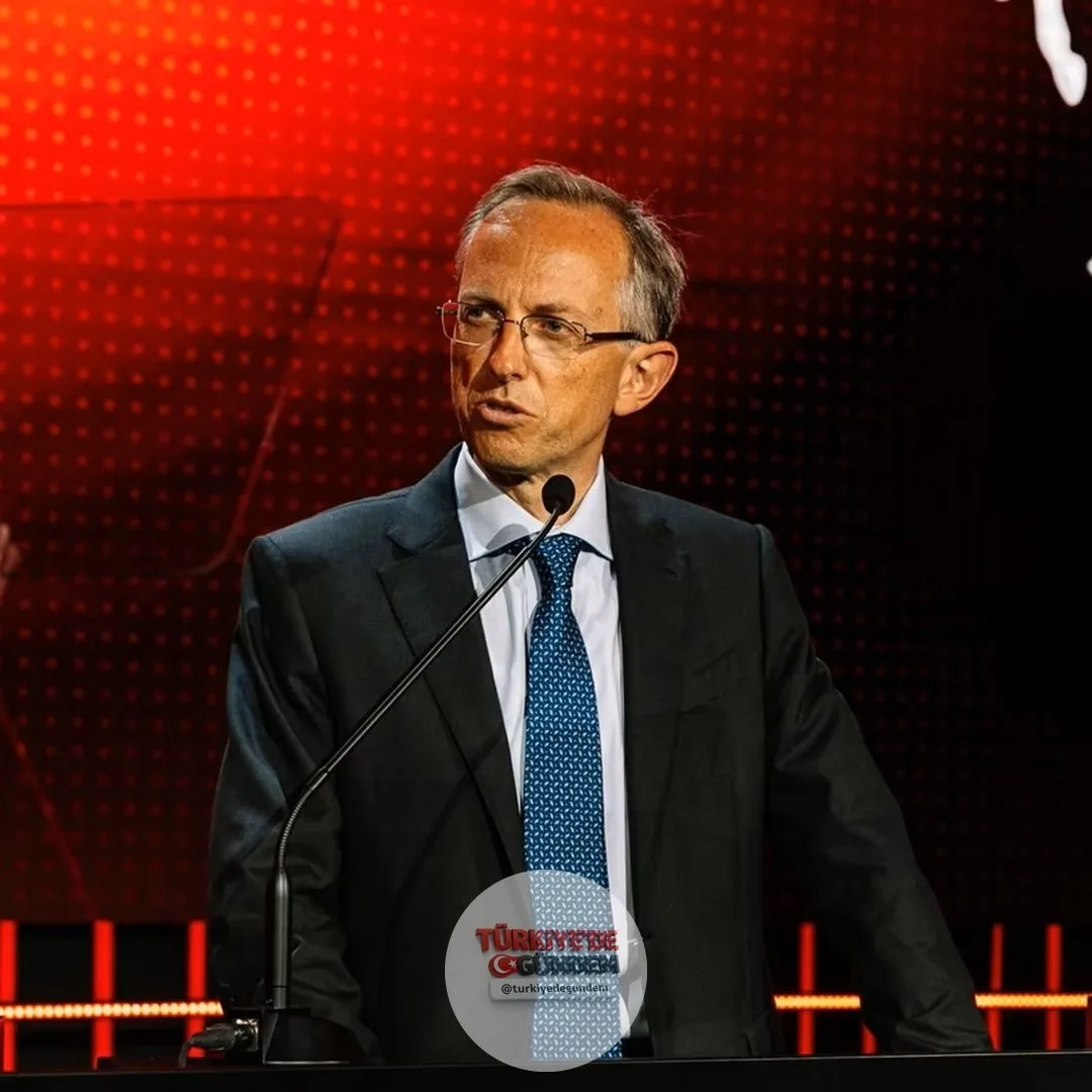 Ferrari CEO'su Benedetto Vigna, gelen eleştirilere ilişkin yaptığı açıklamada, "Eleştirilere rağmen markaya yönelik güçlü bir ilgi var ve yeni müşteriler de oldukça ilgili. İnsanlar bunu istiyor" ifadelerini kullandı.