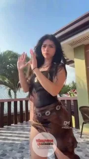 Sosyal medyada 90-60-90 vücut ölçülerine sahip bir içerik üreticisinin trend bir video çektiği anlar viral oldu.