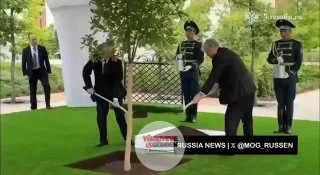 Rusya Devlet Başkanı Vladimir Putin ve Kazakistan Cumhurbaşkanı Kasım Cömert Tokayev, Astana'daki "Dostluk Caddesi"nde birlikte meşe fidanı dikti.