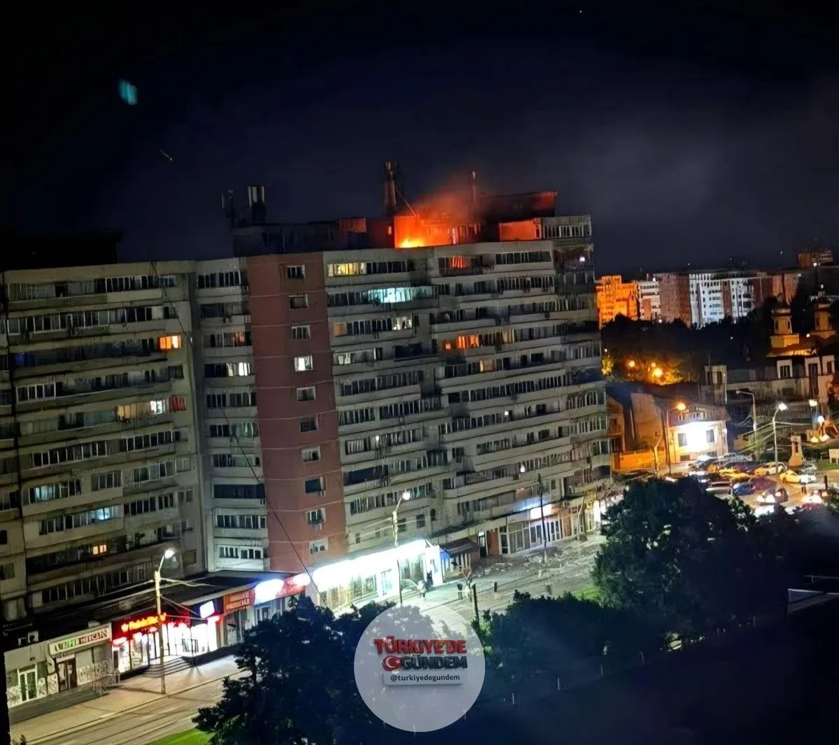 Rusya, NATO üyesi Romanya'yı vurdu. Rusya'ya ait bir insansız hava aracı, Galați şehrindeki bir apartmana isabet etti. Çıkan yangında iki kişi yaralandı.