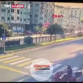 Trabzon'da yaya geçidinden karşıya geçen motosiklete araba çarptı