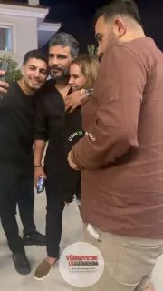 Dilan Polat ve Engin Polat, hayranlarıyla fotoğraf çektirirken görüntülendi