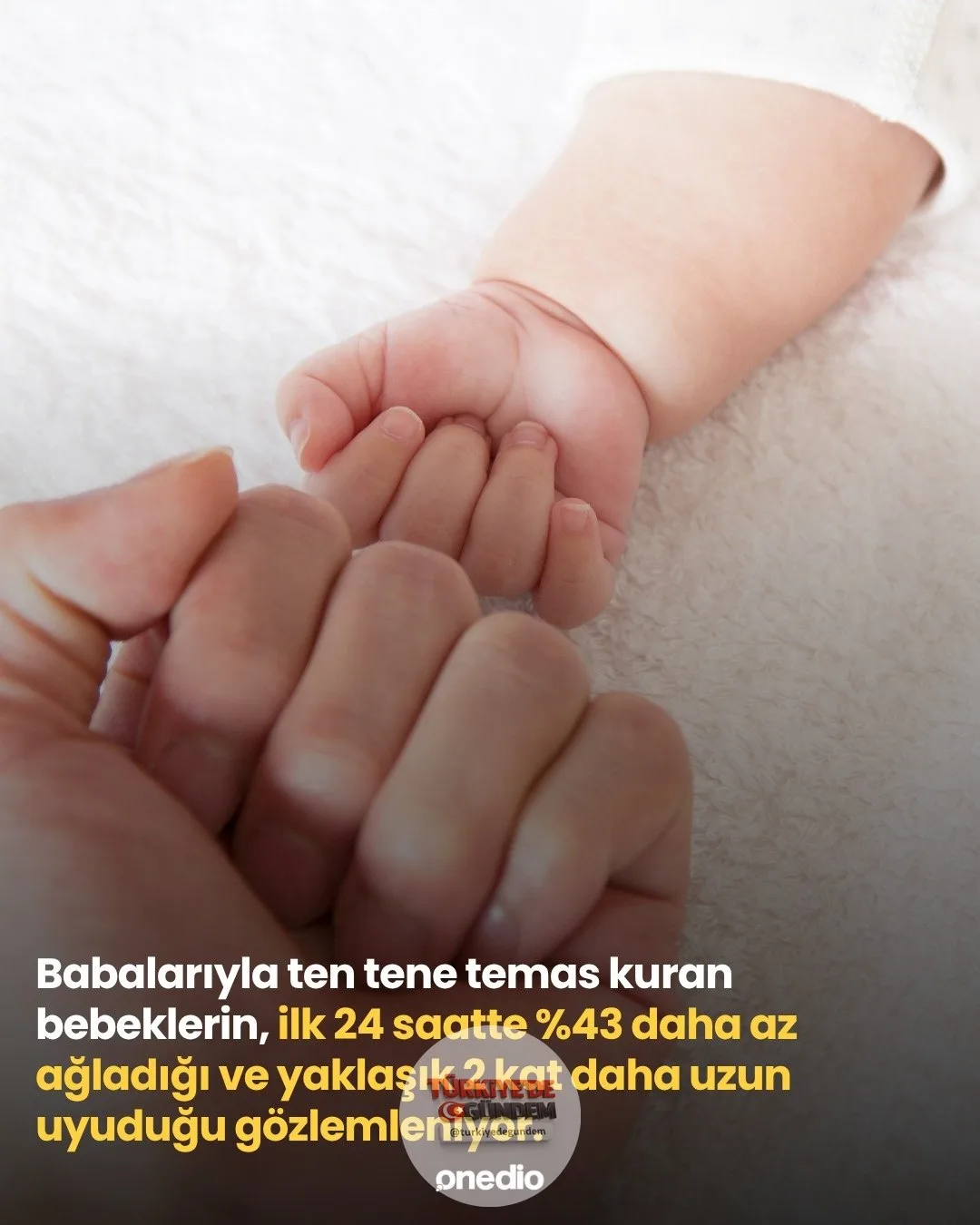 Doğumdan sonraki ilk saat, baba ile bebek arasındaki bağın oluşumunda oldukça güçlü bir etkiye sahip. Yenidoğanlar babalarıyla ten tene temas kurduğunda, oksitosin seviyeleri önemli ölçüde artabiliyor, ağlama sıklığı azalabiliyor ve bebekler ilk 24 s