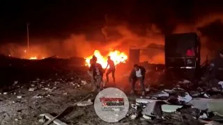 İsrail saldırısının hedefi olan Han Yunus'taki bir depo alevlere teslim olurken, sivil savunma ekipleri yangını söndürmekte güçlük çekiyor.