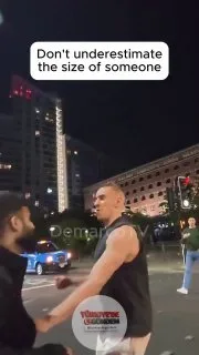 İngiltere'de bir kişi, Müslümanlar hakkında kötü konuşan birine tek yumruk atarak yere serdi.