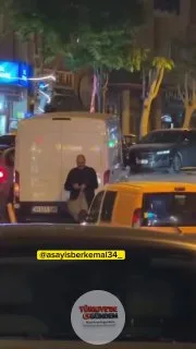 İstanbul'da bir şahıs, rastgele etrafa attığı torpil paketinin patlamasına neden oldu.