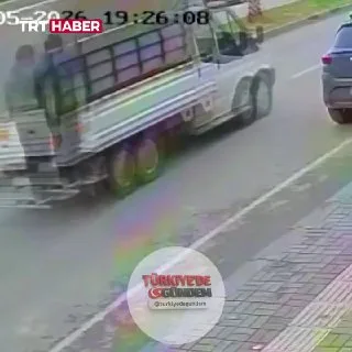 Adana'da hareket halindeki bir kamyonetin arkasına gizlenen şahıs, sürücünün kırmızı ışıkta durmasını fırsat bilerek aracın kasasından 40 kilogram et çaldı.