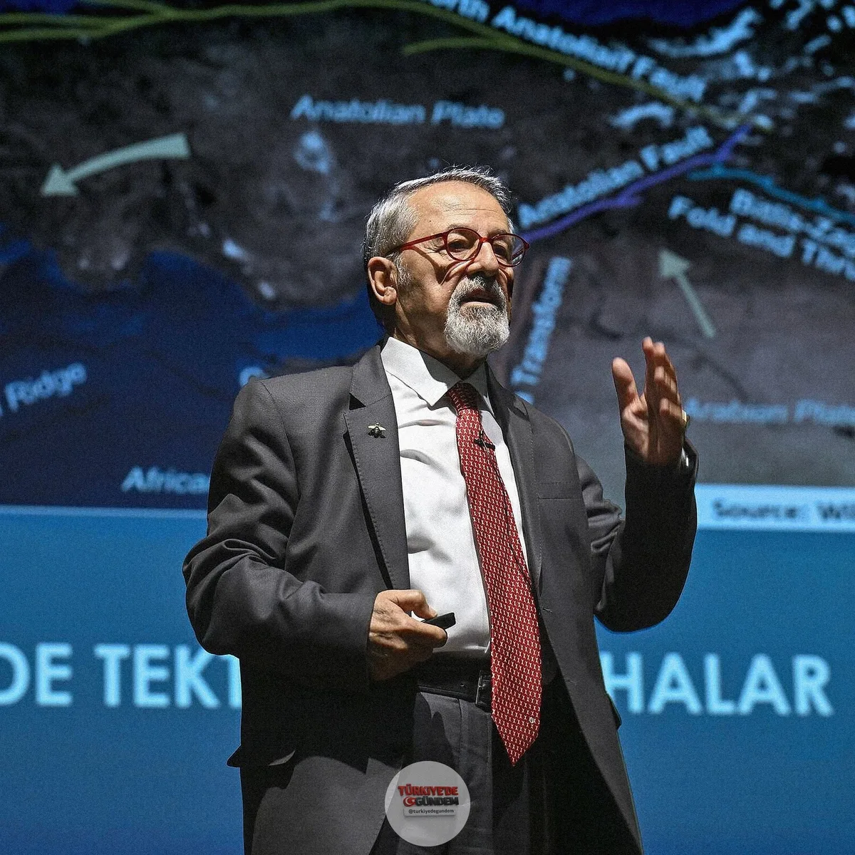 Prof. Dr. Naci Görür: "İstanbul'da bir deprem bekliyoruz. 1999 depreminin ardından yapılan bilimsel araştırmalar, 30 yıl içerisinde büyük bir deprem olma olasılığının yüzde 60'ın üzerinde olduğunu gösteriyordu. Daha sonra yapılan revize çalışmalar bu