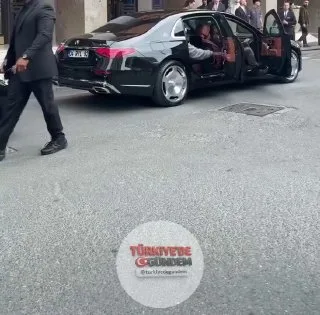 Türkiye'ye gelen Kanye West, kendisini bekleyen hayranlarının yüzüne bile bakmadı.