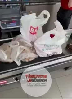 Bir zincir markette çalışan kasiyerin, müşterinin seçtiği tavukları kasada son kullanma tarihi yaklaşan tavuklarla değiştirdiği iddia edildi.